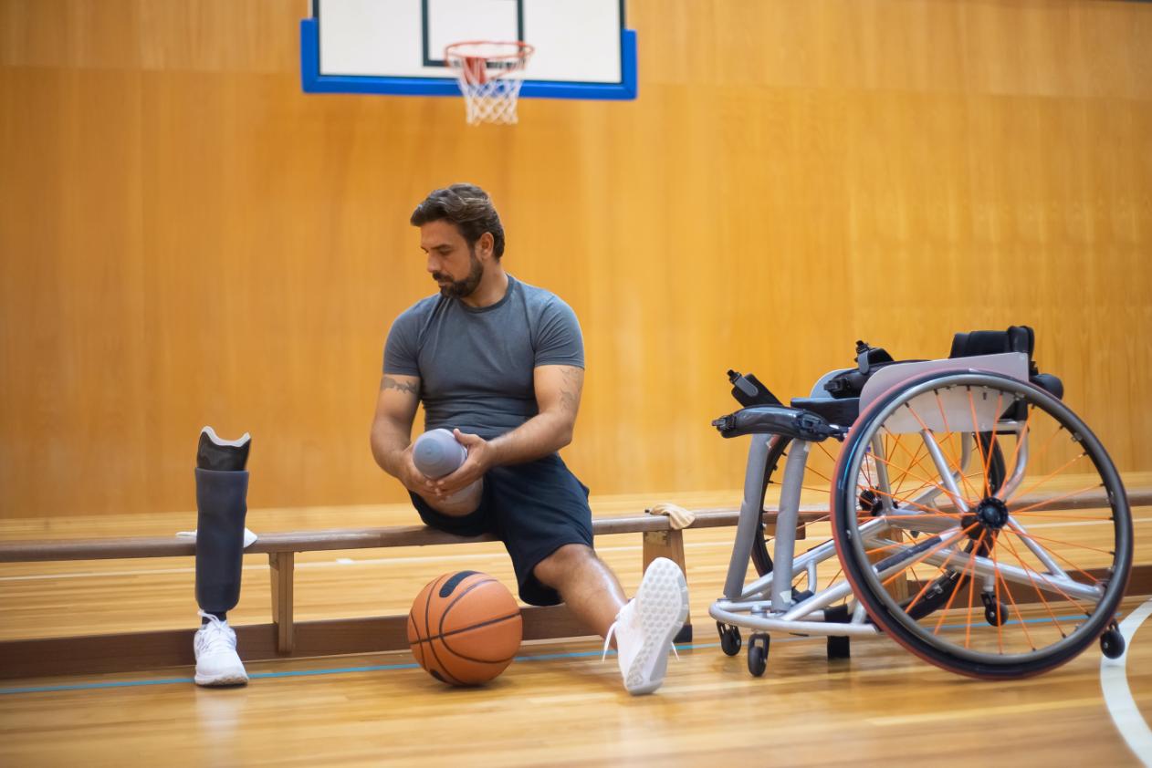 A person deprived of one-leg playing in the basketball court on his own